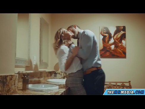 ❤️ Kun povekas blondi viettelee sinut julkisessa vessassa Kaunis porno at us ❌